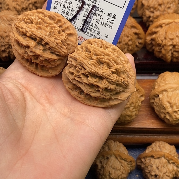 T***3吊坠桃核虎头420000