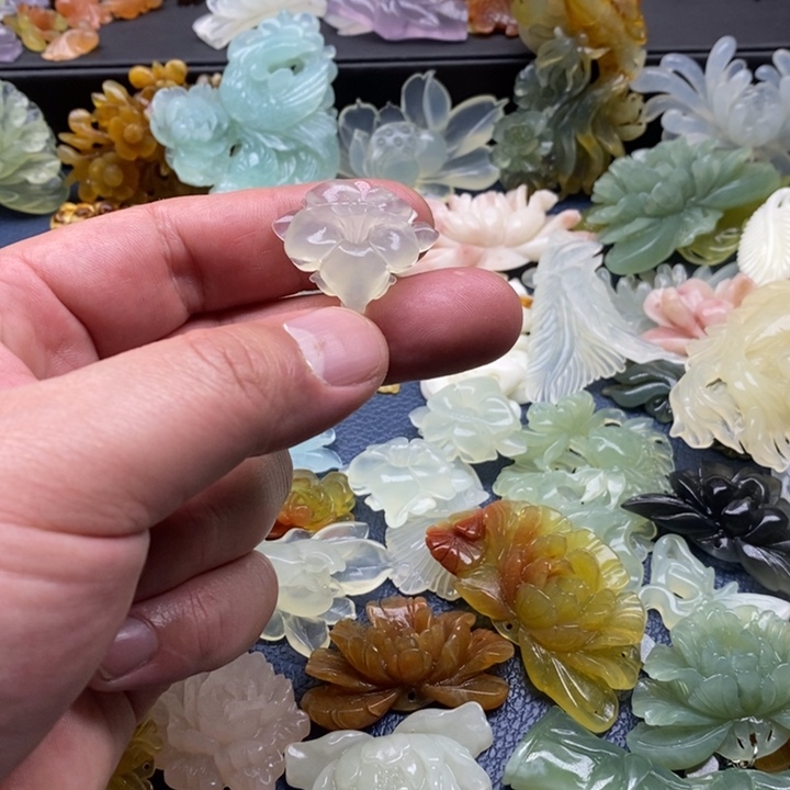 青***尘蛇纹石玉合金颈饰