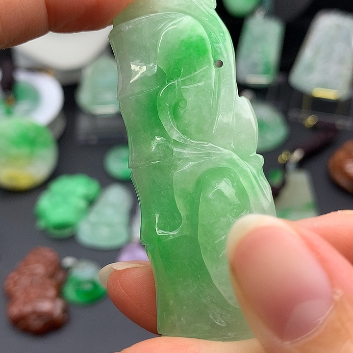 翡翠未镶嵌吊坠(赠链)