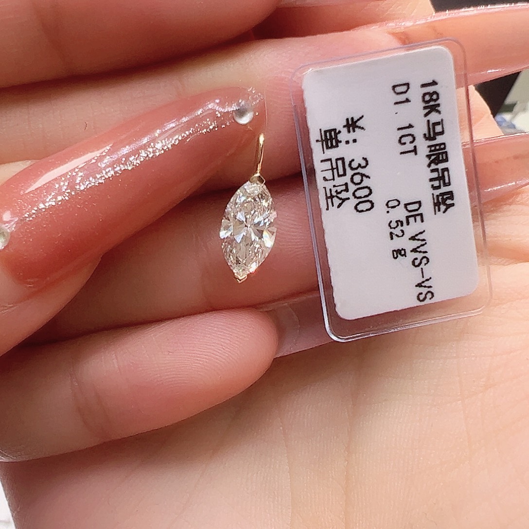 吊坠实验室培育钻石18K金镶嵌1.1ct K黄马眼形吊坠