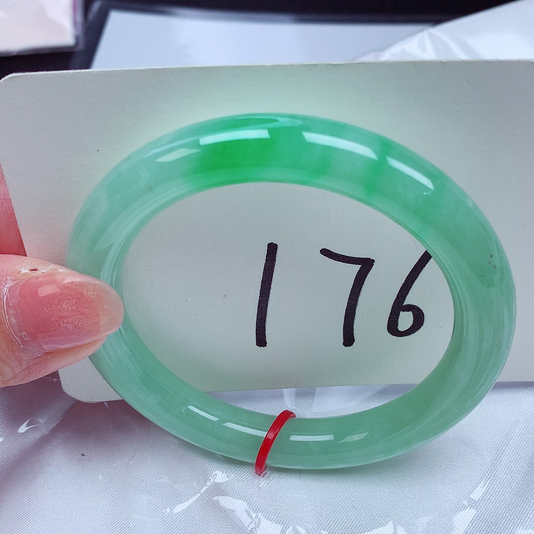 翡翠手镯未镶嵌翡翠