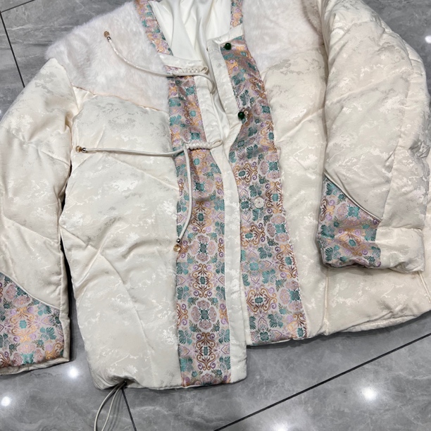 米白色新中式羽绒服