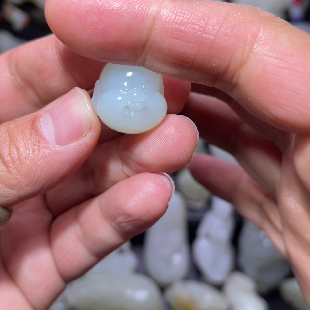 和田玉颈饰未镶嵌屁***呀