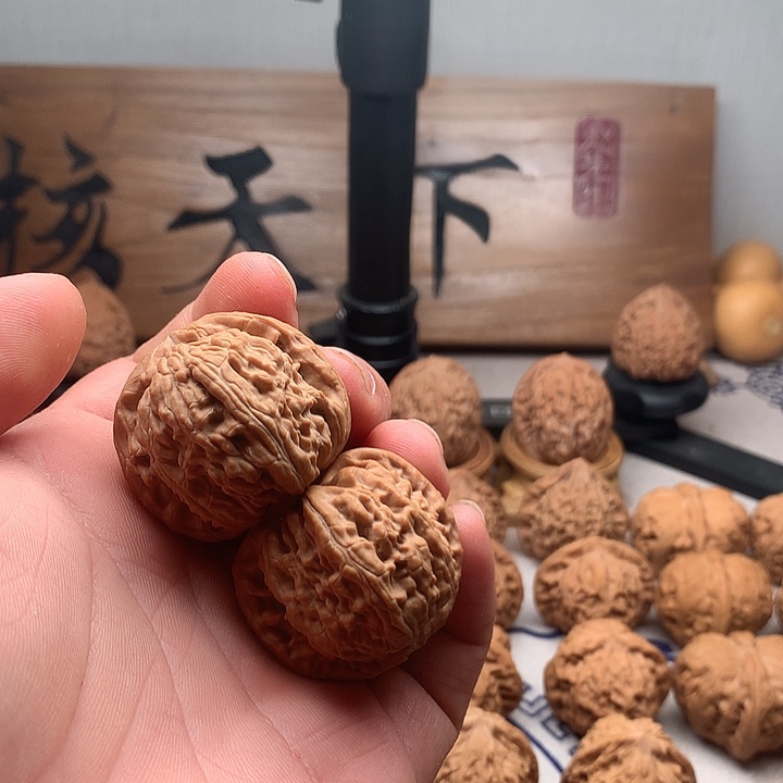 ****桃核吊坠山地果白狮子