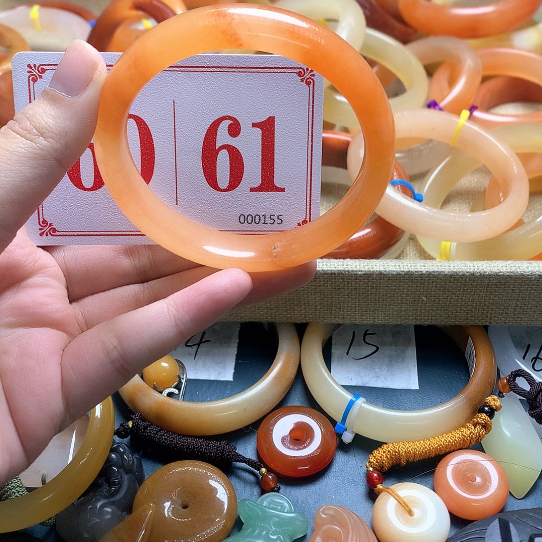 未镶嵌石英质玉（黄龙玉）手镯