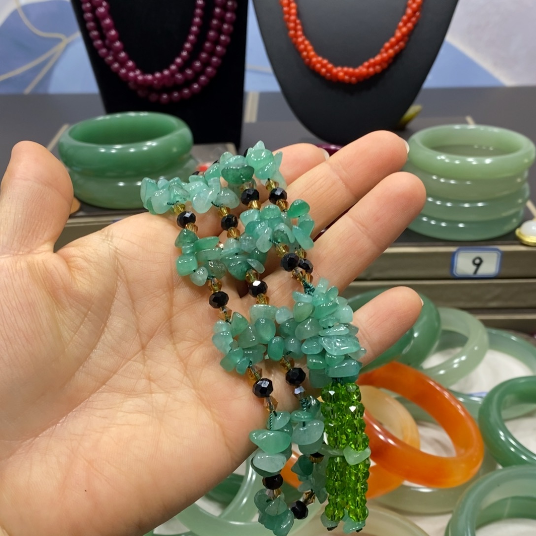 李***娘石英质玉未镶嵌手镯