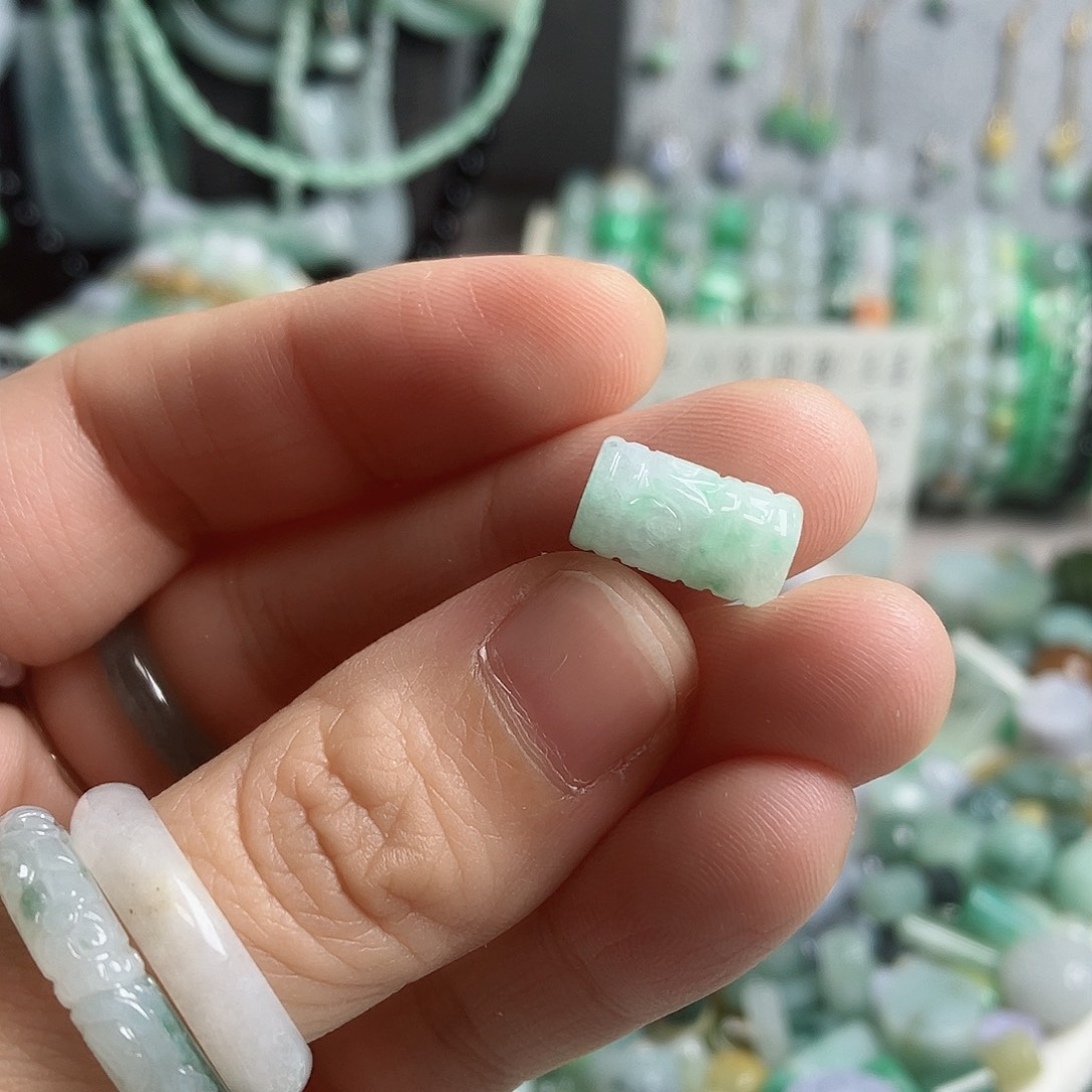 翡翠颈饰未镶嵌桶珠卡7.5