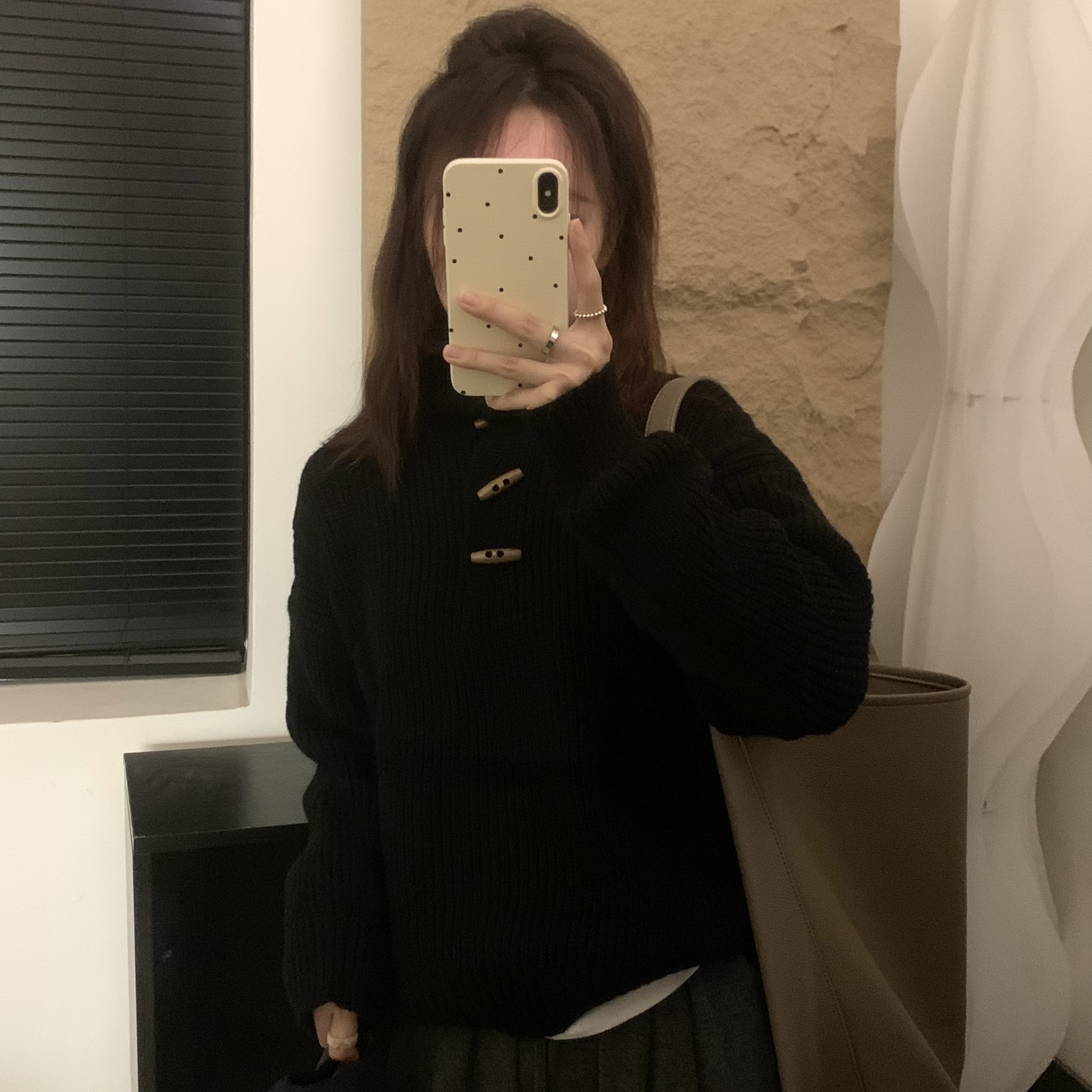 吴CC 秋冬套头宽松百搭慵懒风设计感牛角扣长袖毛衣