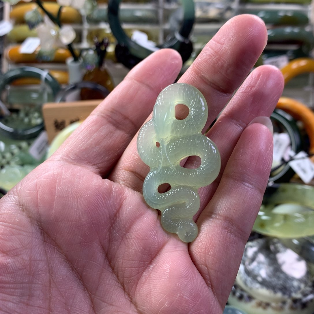 蛇纹石玉颈饰未镶嵌