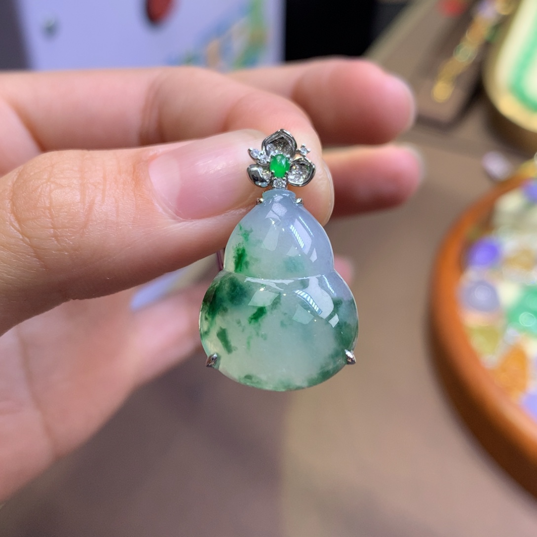 翡翠18K金镶嵌颈饰