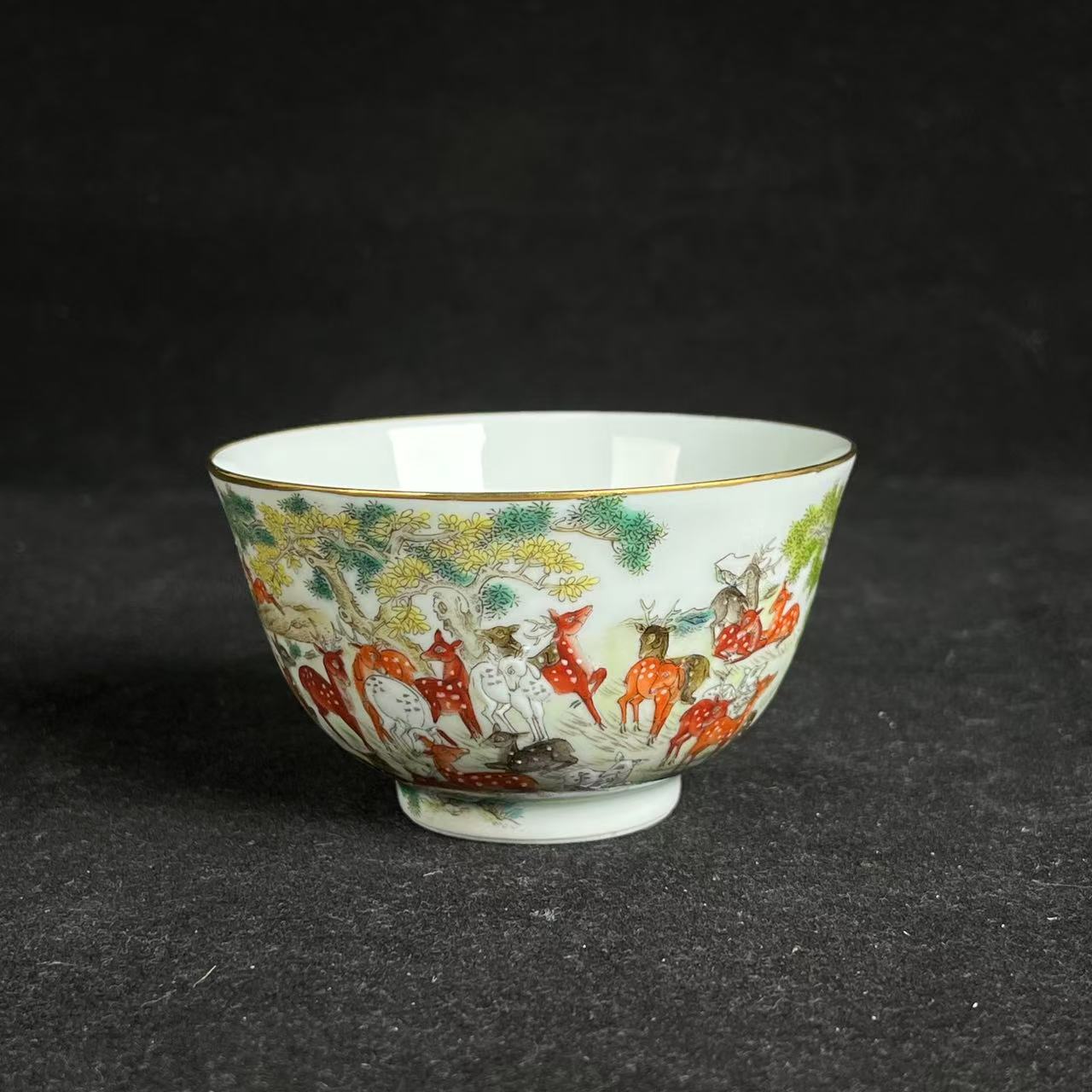 F粉彩百鹿寻春纹杯