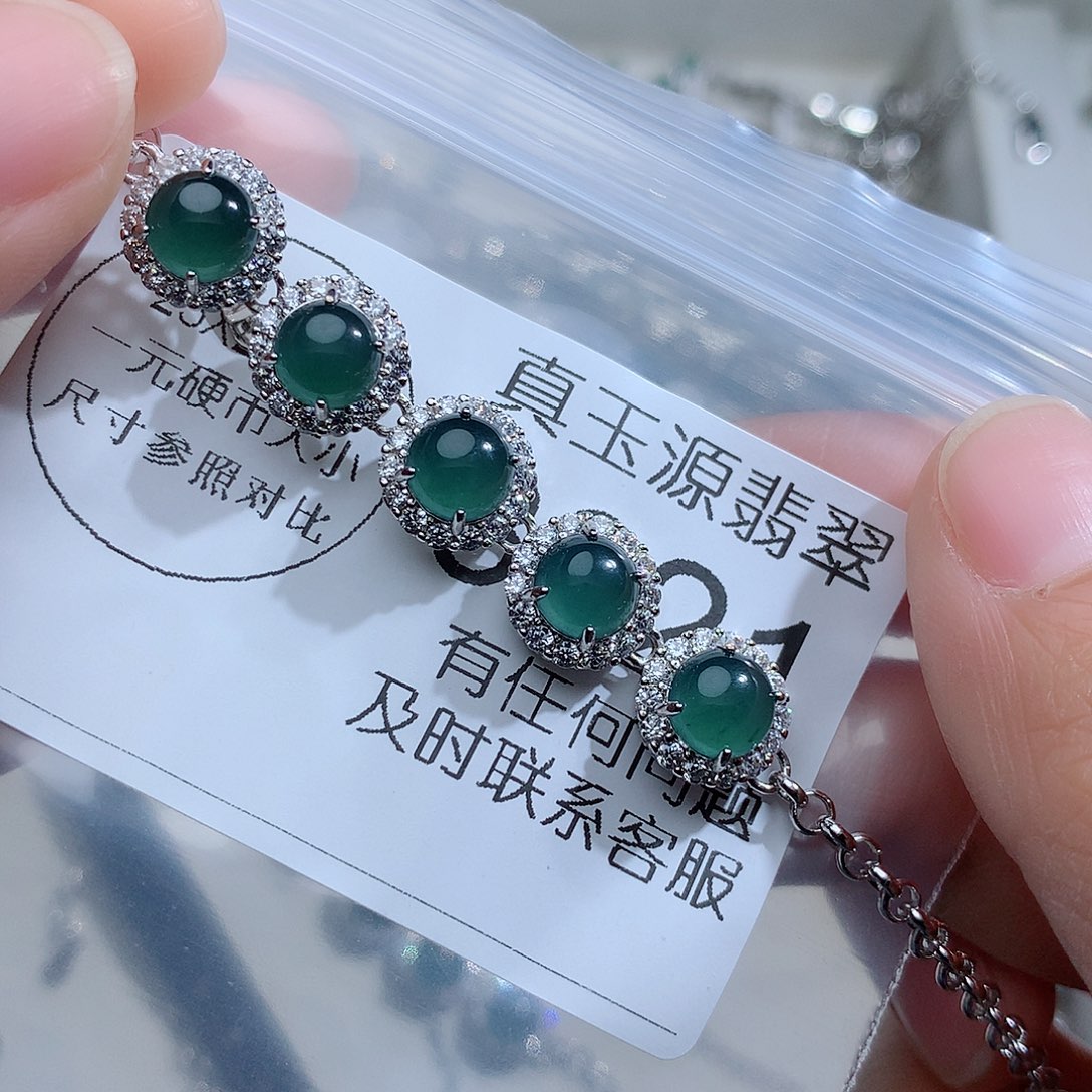 翡翠颈饰未镶嵌3921。