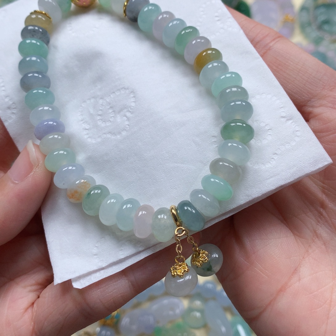 翡翠未镶嵌颈饰是