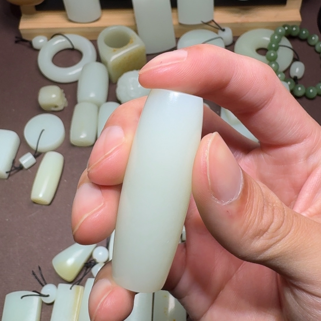 .****和田玉未镶嵌颈饰