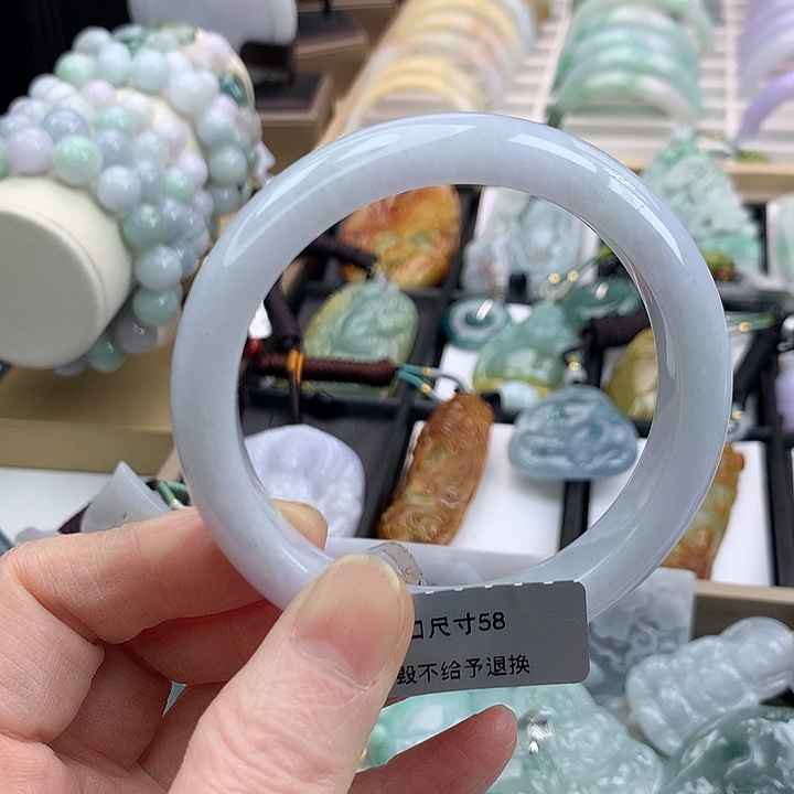 翡翠手镯未镶嵌吊坠