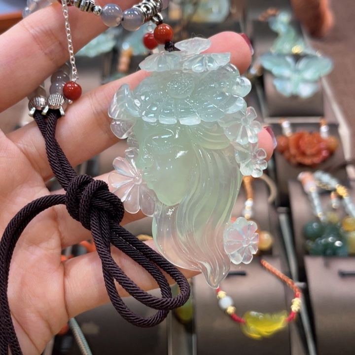 蛇纹石玉颈饰未镶嵌