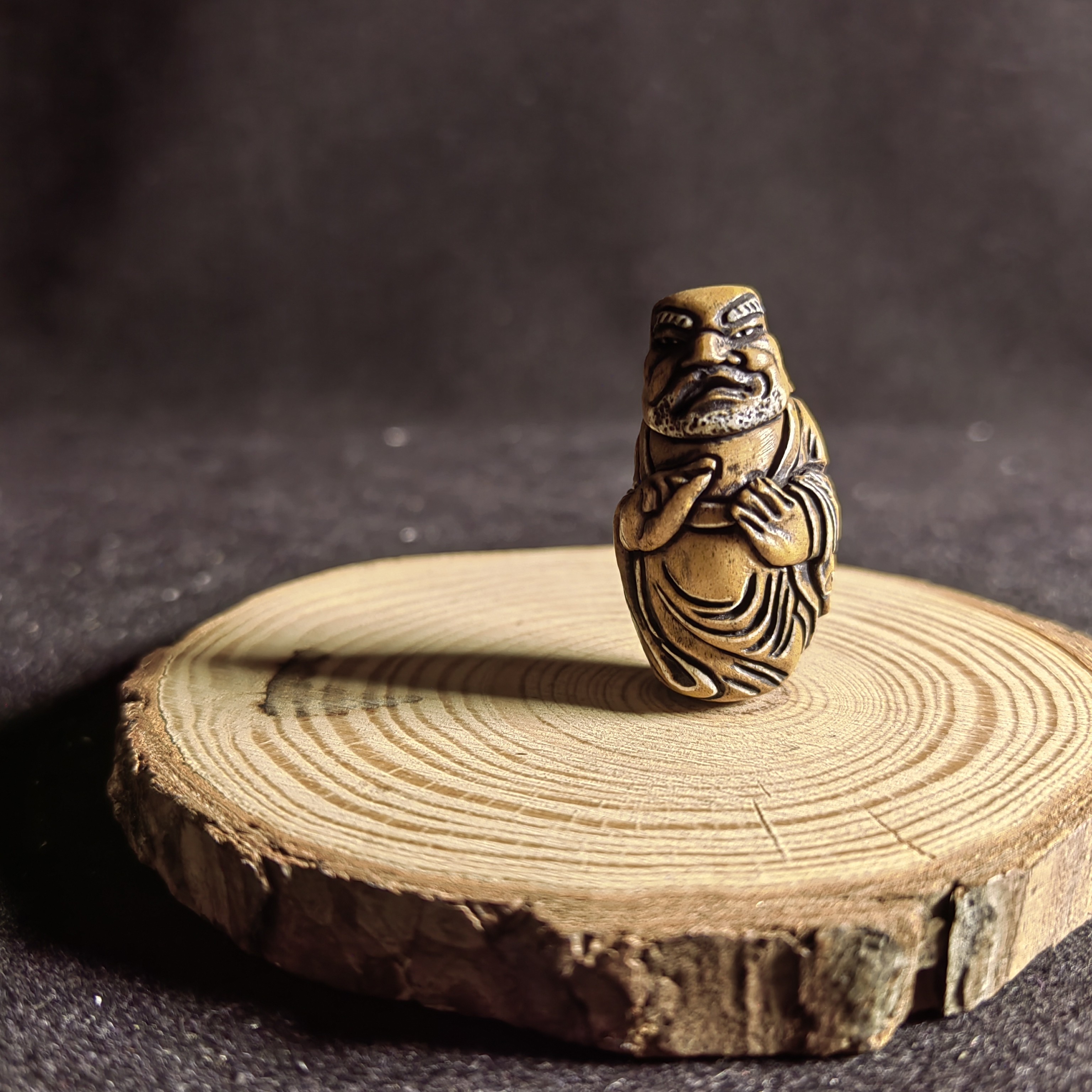 鹿角根付《罗汉》采用古法炼色工艺，盘玩更加柔润古朴。