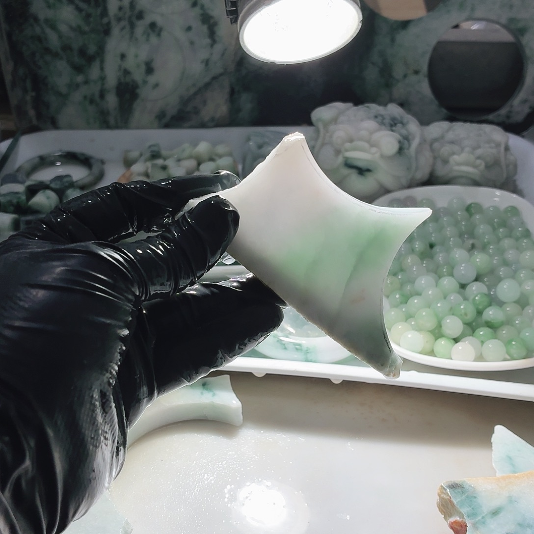 翡翠未镶嵌颈饰边角料