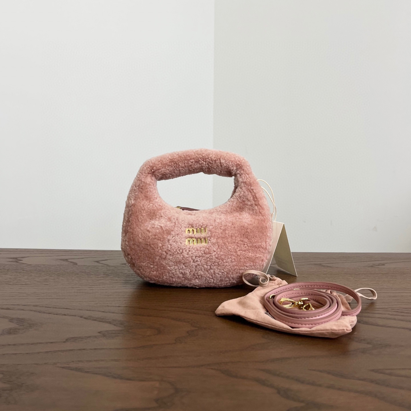 99新 MIU MIU/缪缪 hobomini粉色毛绒手提包 尺寸18x11