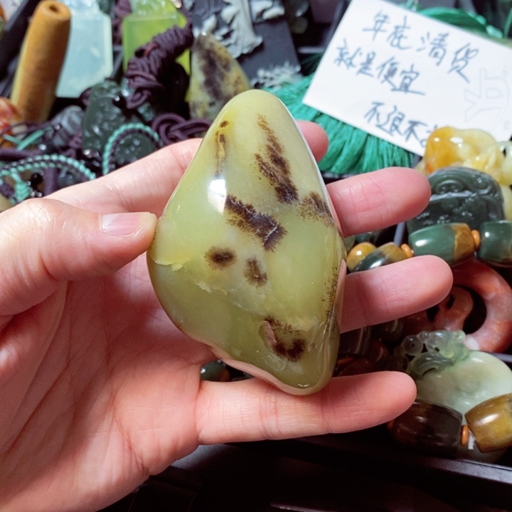 蛇纹石玉颈饰未镶嵌