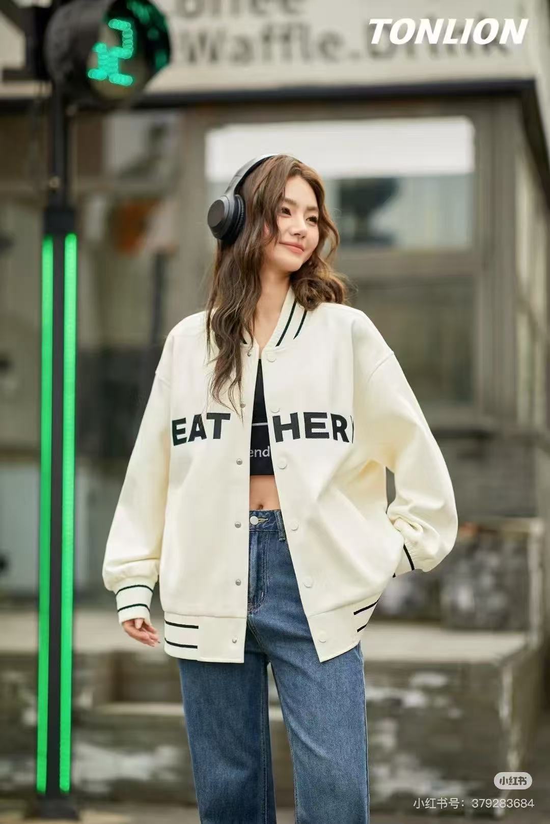 B26-2米白色”FEATHERY字母”棒球服外套(0203)