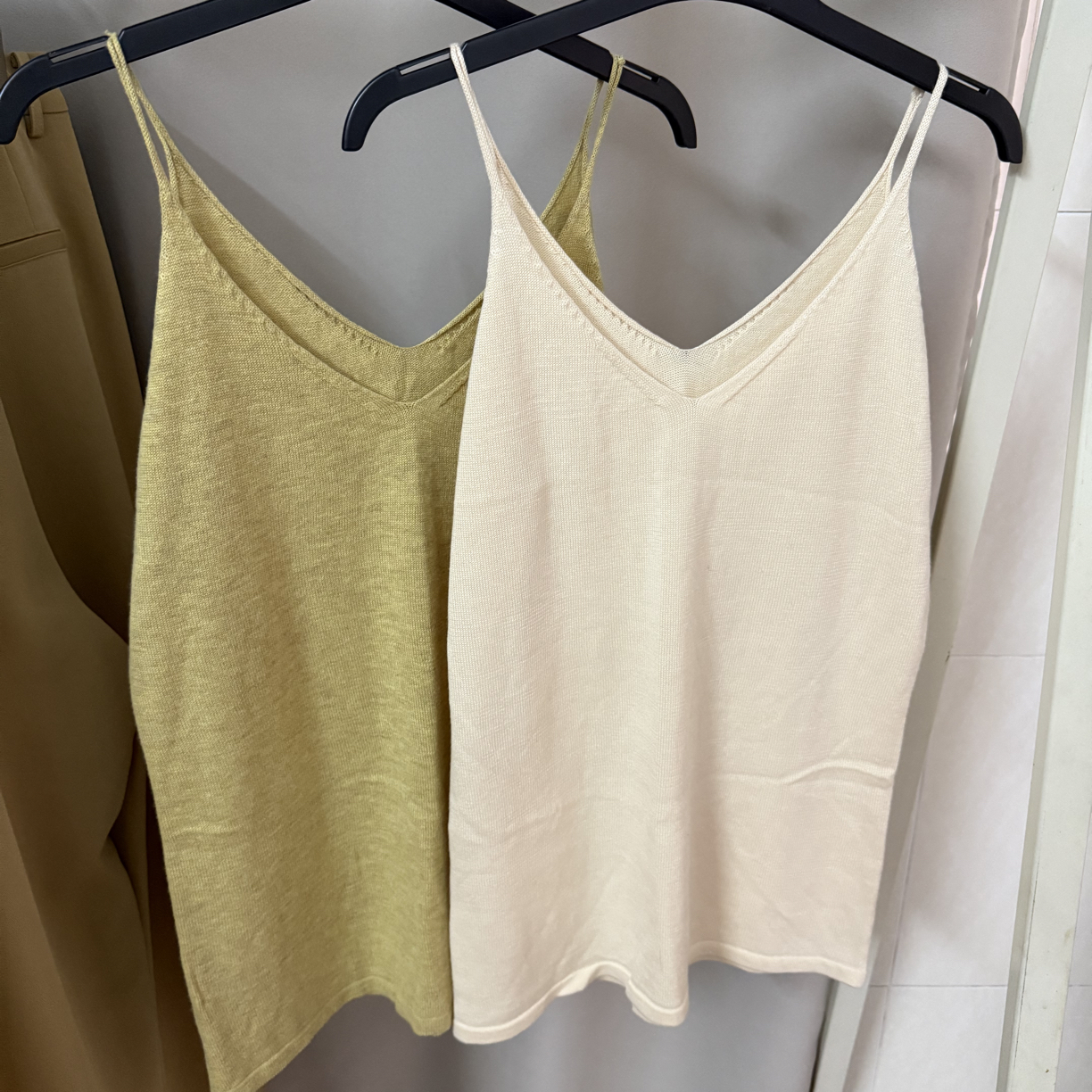 时尚设计感修身显瘦针织吊带背心女秋季内搭设计感纯色爆款上衣