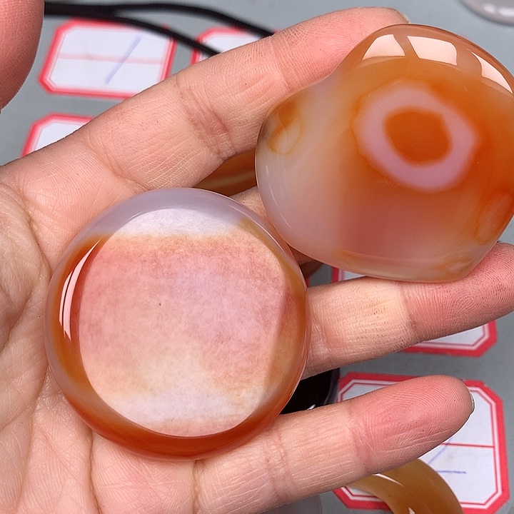 吉***姐玛瑙/玉髓未镶嵌颈饰