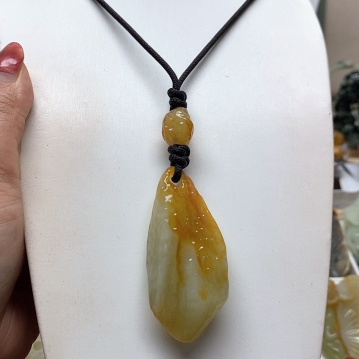 蛇纹石玉颈饰未镶嵌