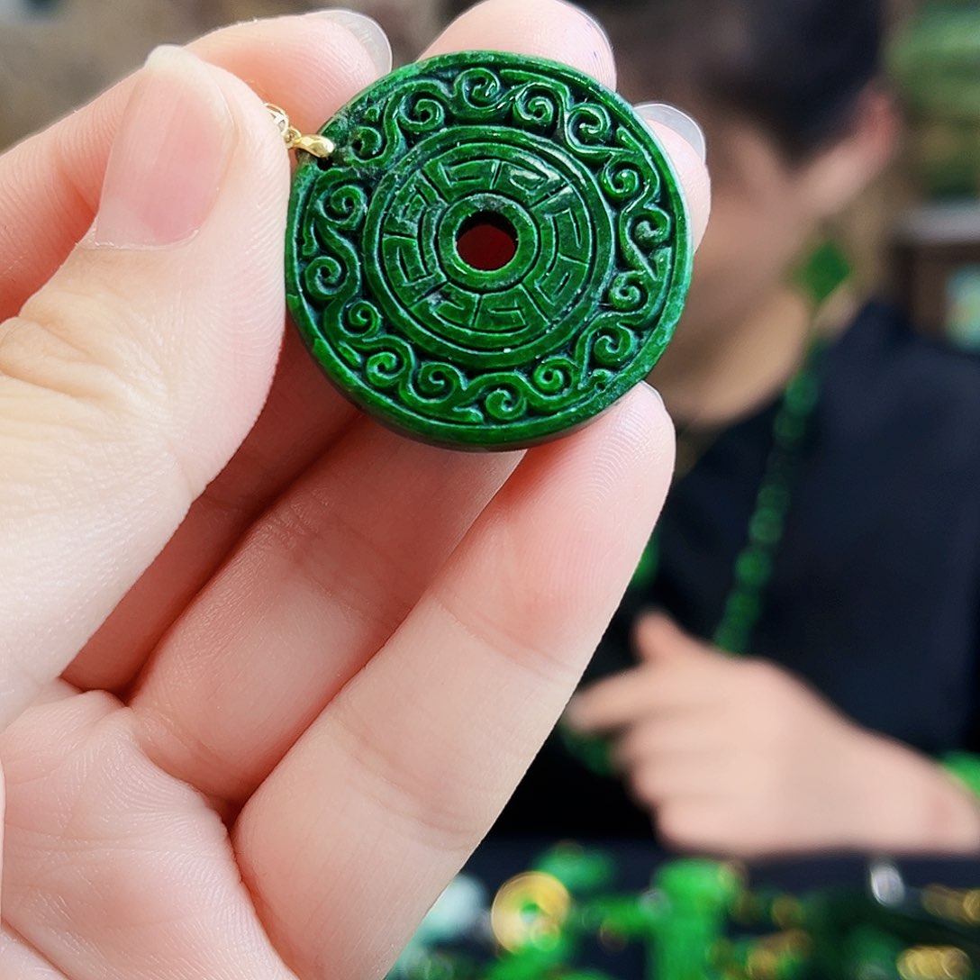 翡翠18K金镶嵌颈饰多样性