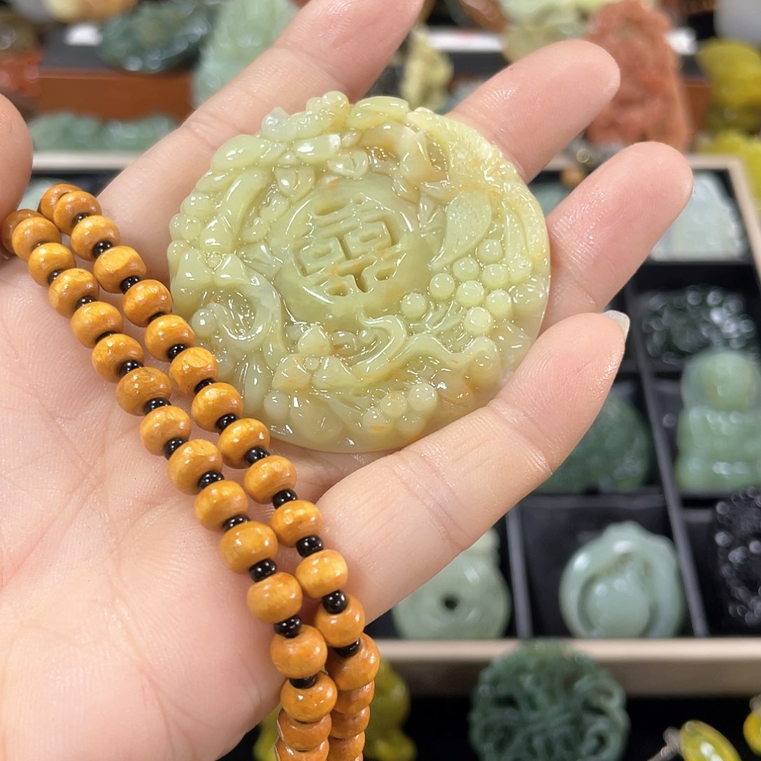 蛇纹石玉颈饰未镶嵌