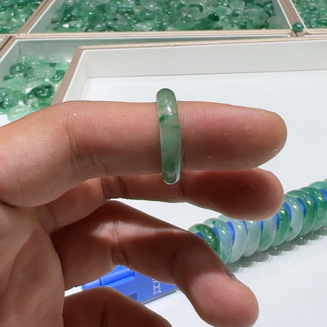 石英质玉颈饰未镶嵌星**?