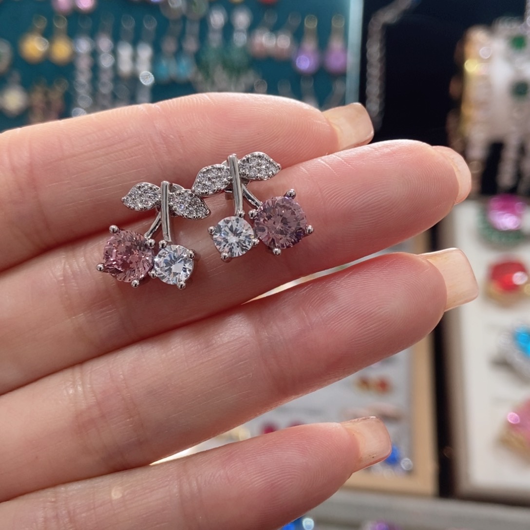 66锆石（处理）耳钉