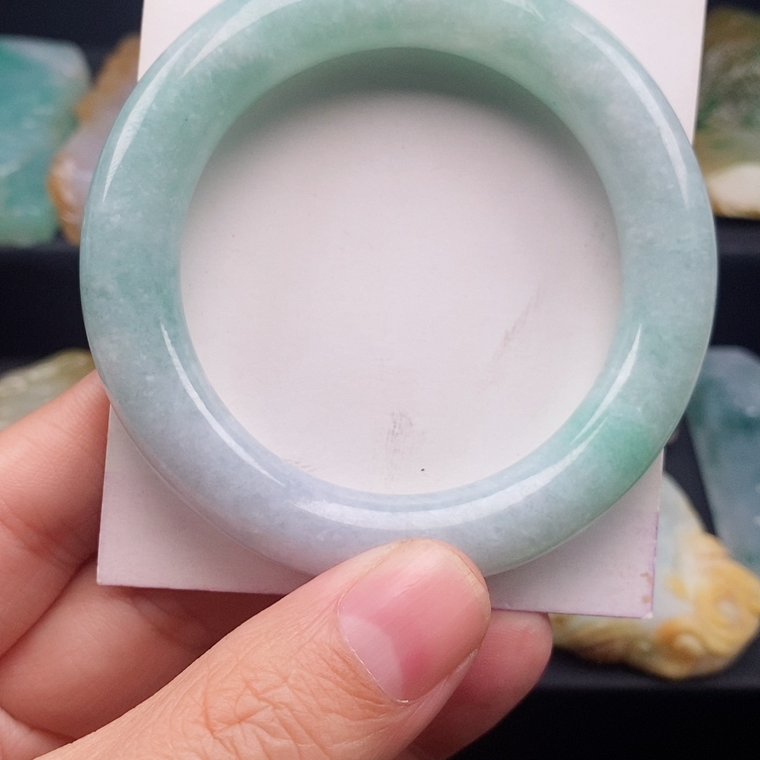 翡翠手镯未镶嵌翡翠