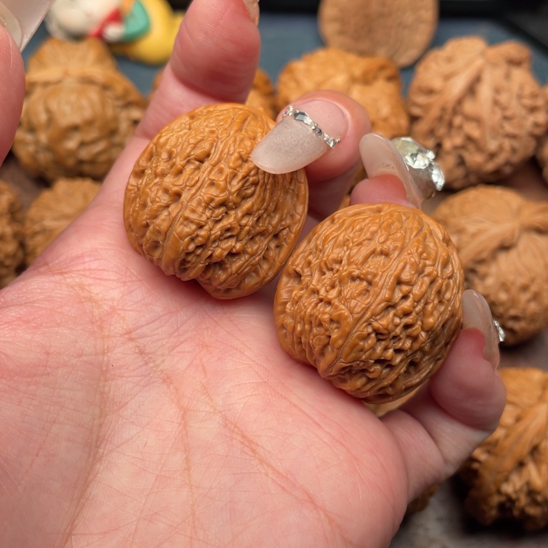 文玩核桃吊坠手捻红宝石狮子头31