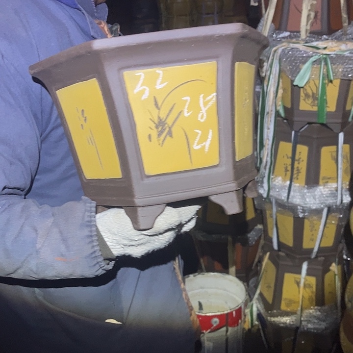 紫砂花盆紫砂花盆和一条黑色大