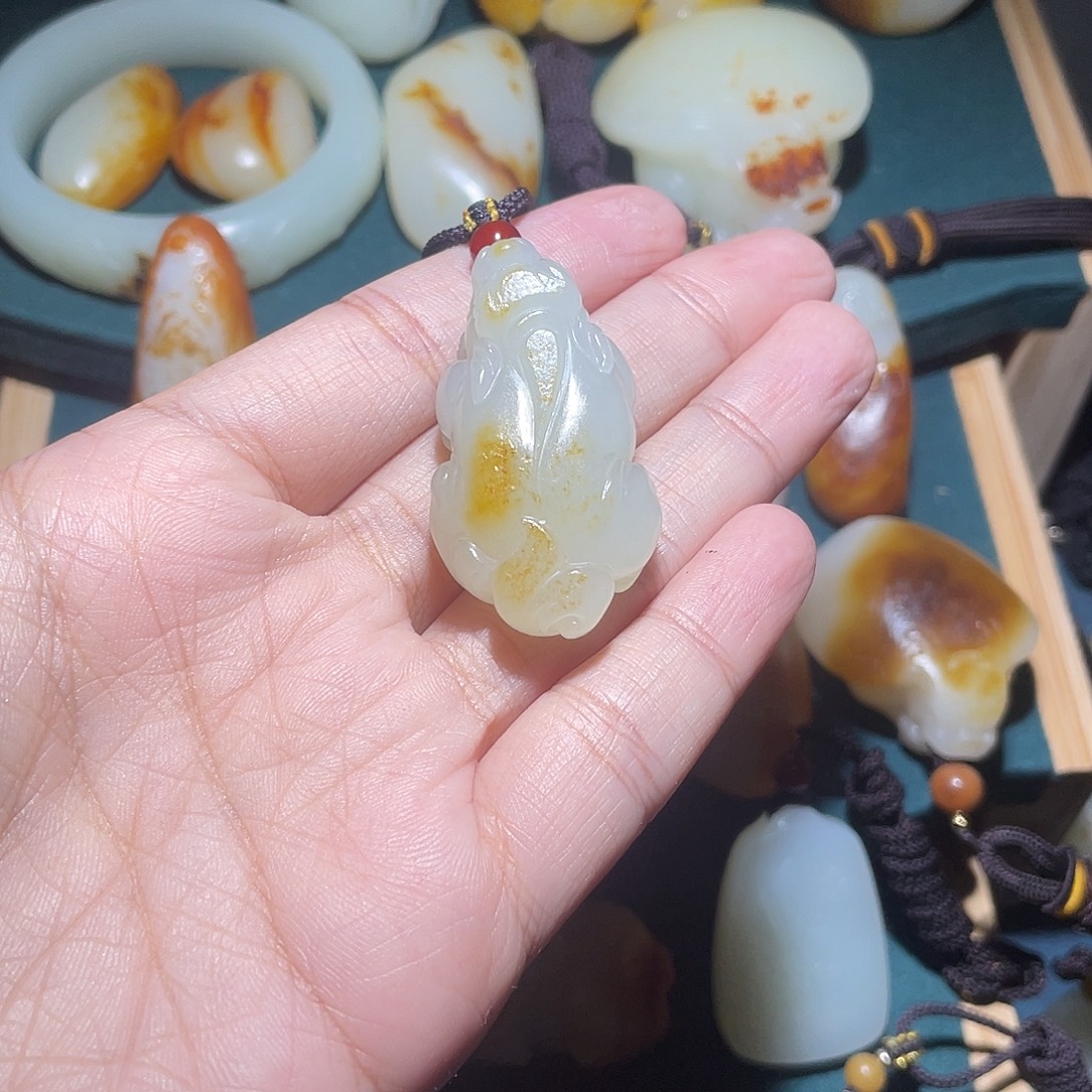 小***V和田玉未镶嵌颈饰