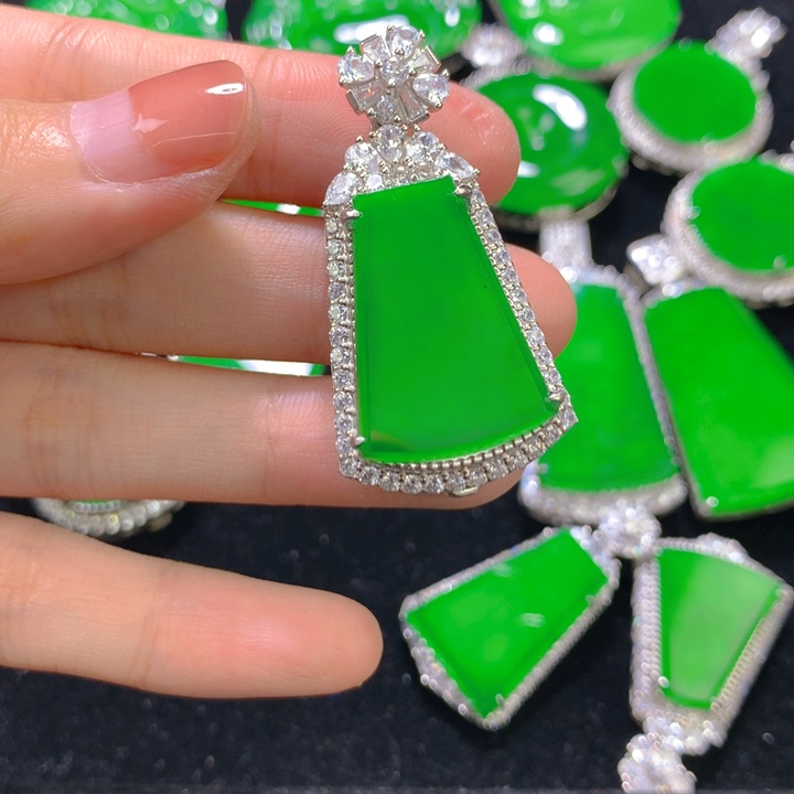 翡翠银S925镶嵌颈饰一个