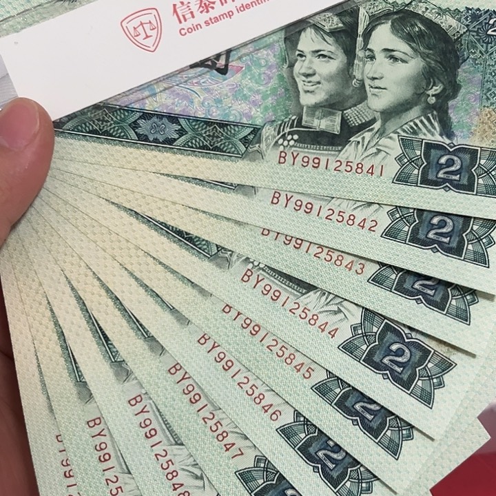 902标十全新直板绿翡翠。。。。