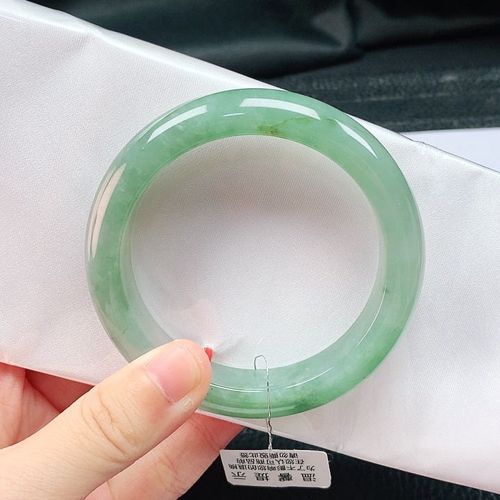 翡翠手镯未镶嵌54圈