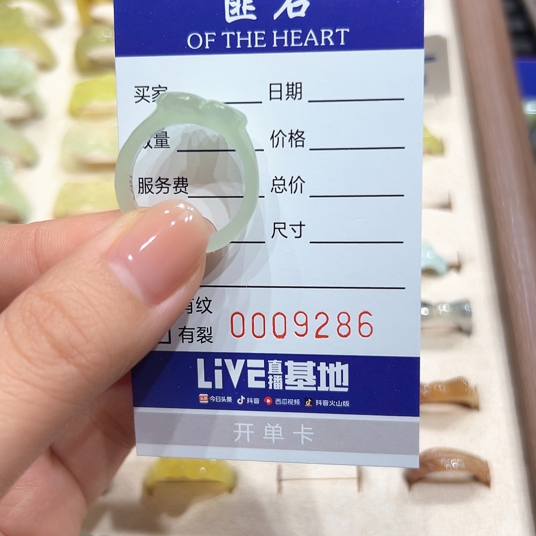 蛇纹石玉手镯未镶嵌什**么