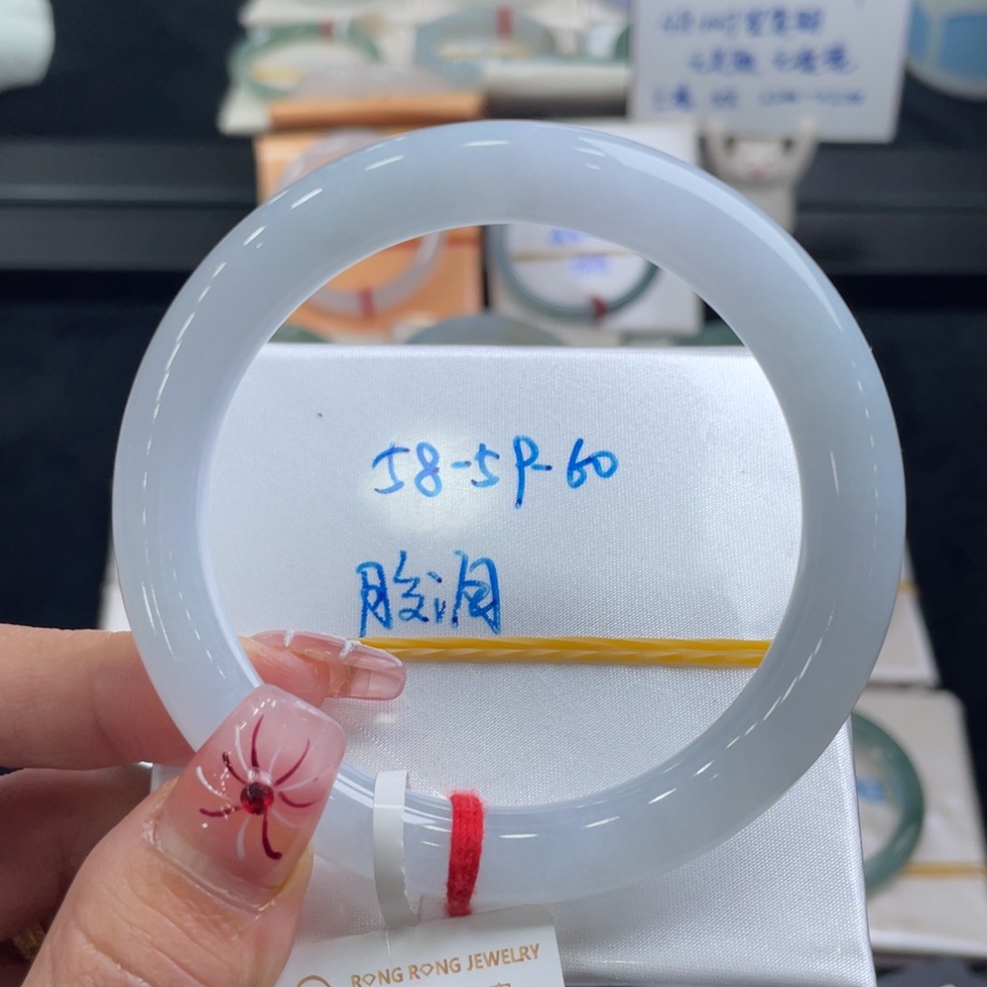 翡翠手镯未镶嵌翡翠手镯