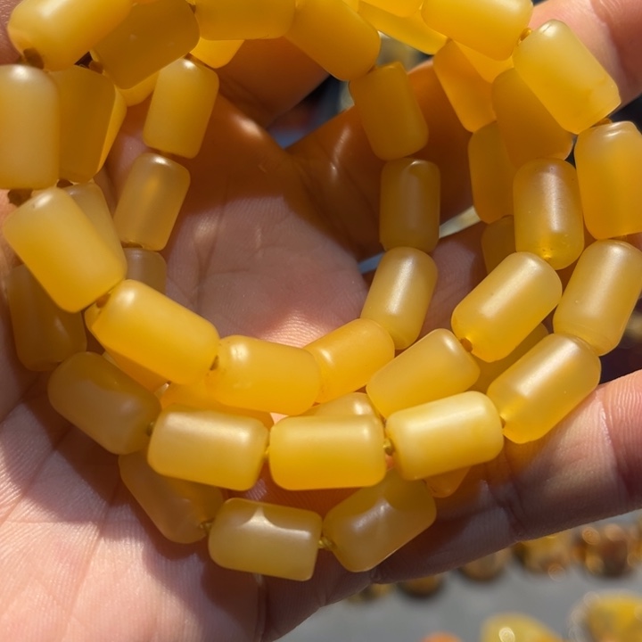 未镶嵌石英质玉（黄龙玉）颈饰