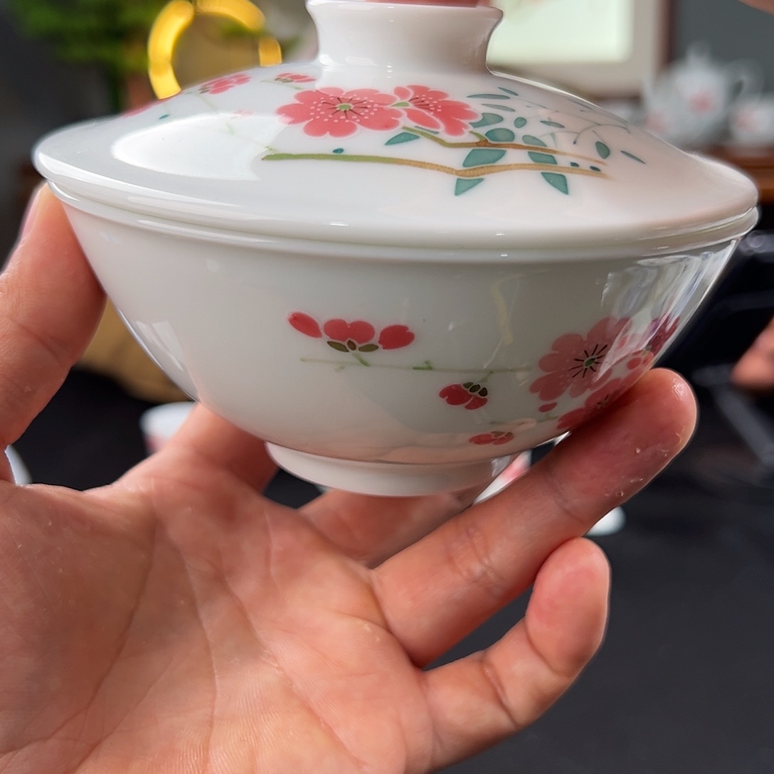 用****2勾边红梅12厘米盖碗变形