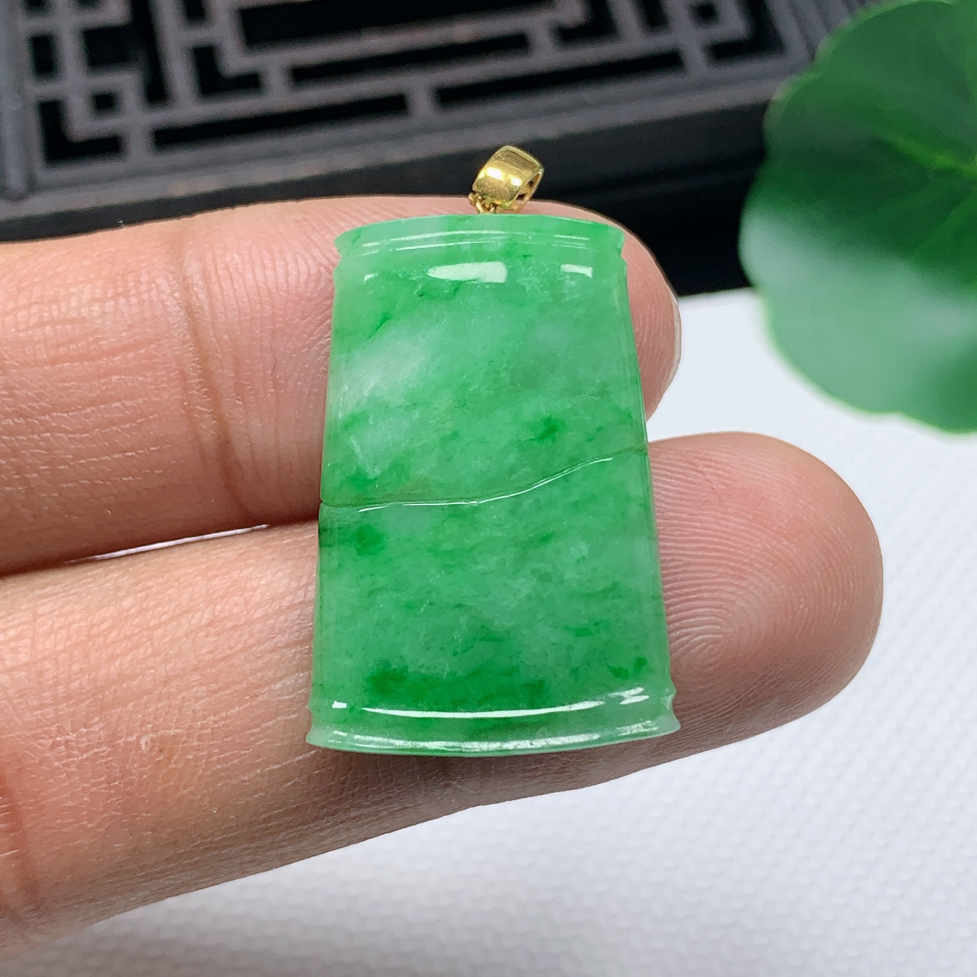 天然翡翠A货18K金扣精美飘阳绿竹节吊坠尺寸27.7*18.7*4.2mm