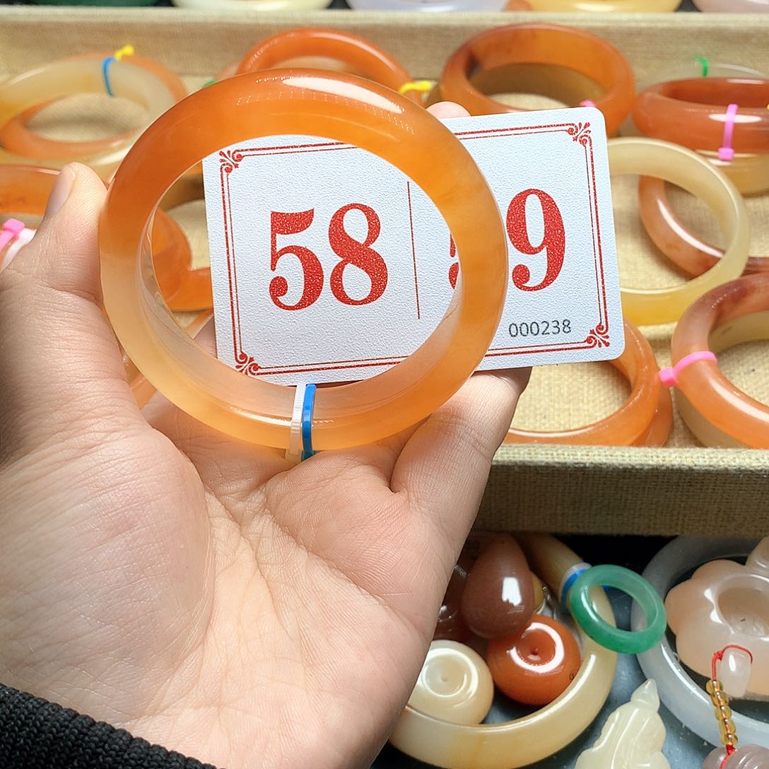 未镶嵌石英质玉（黄龙玉）手镯