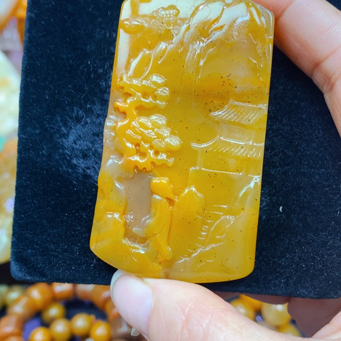 未镶嵌石英质玉（黄龙玉）颈饰