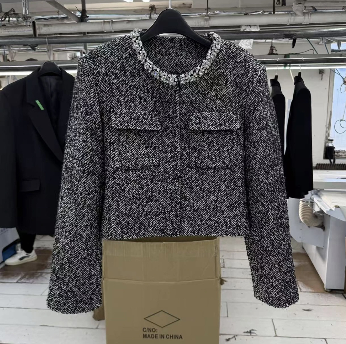 【陨石冰川】｜25年新款圆领重工镶钻黑白粗花人字纹短上衣女小香风