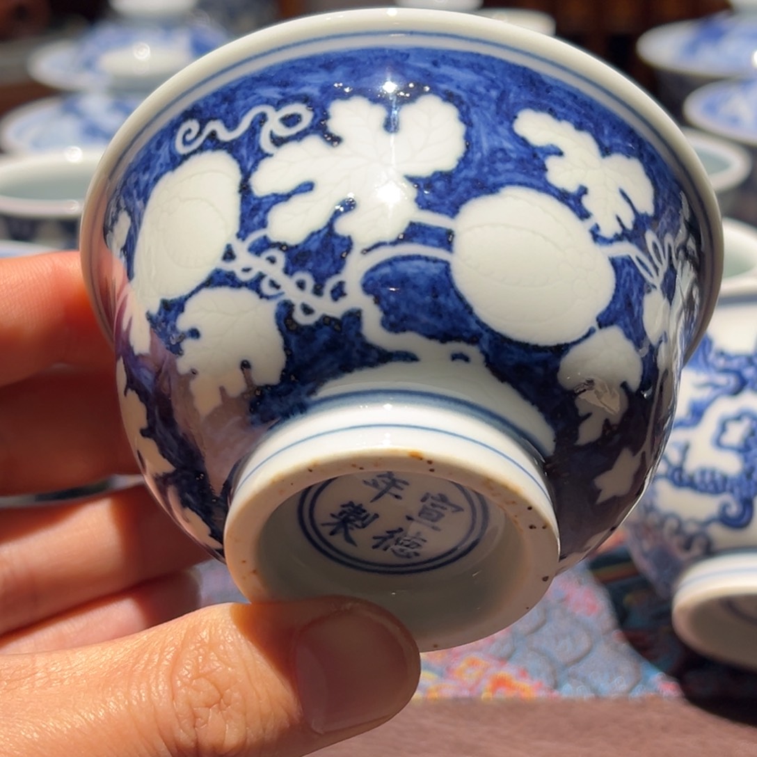 杯青花留白暗刻西瓜纹压手杯口径约9.3厘米