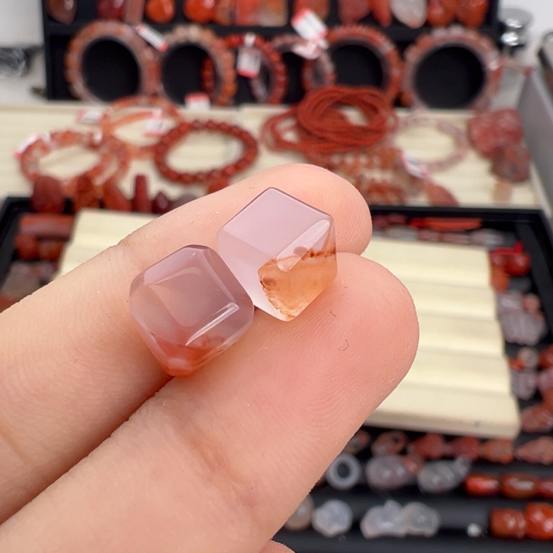 小***9南红玛瑙未镶嵌颈饰方糖