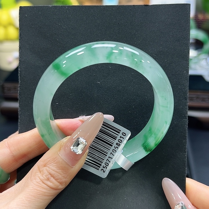 小***驹石英质玉（非洲翠）未镶嵌手镯